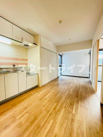 地下鉄御堂筋線 西中島南方駅 徒歩12分 7階建 築39年の居間写真