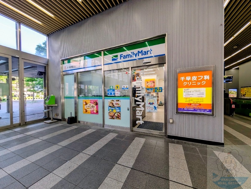 コンビニ　ファミリーマートJR箱崎駅店（コンビニ）まで180m