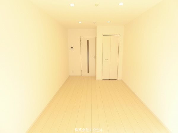 居室・リビング　8.4帖の広めの洋室です。
