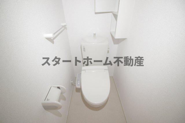 トイレ　落ち着いた色調のトイレです