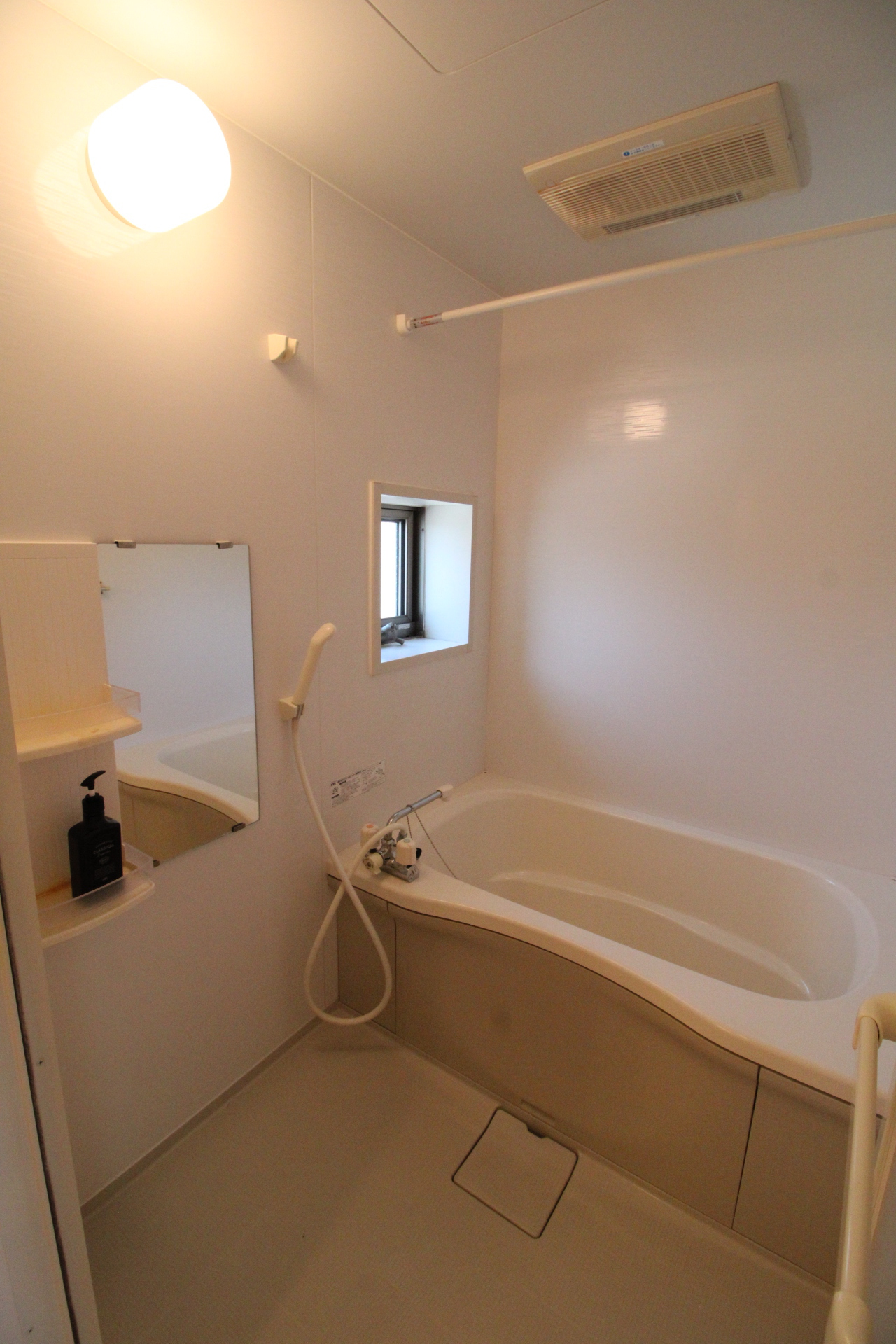 バス・シャワールーム　浴室乾燥が可能で窓のある明るいバスルーム！！