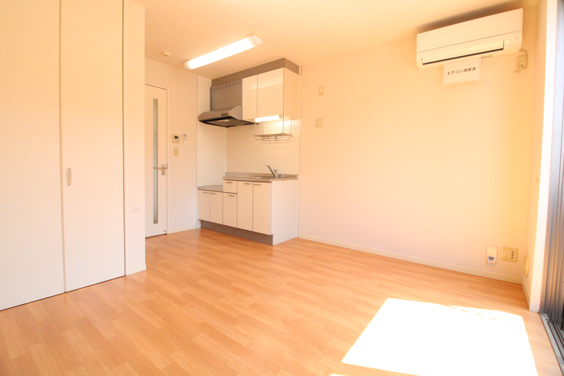 居室・リビング　キッチンと一体型のお部屋にはエアコンも完備！！