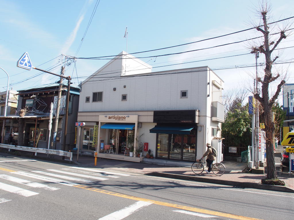 建物外観　1Fはサンドウィッチ屋さんなどテナントで2Ｆがアパート！！