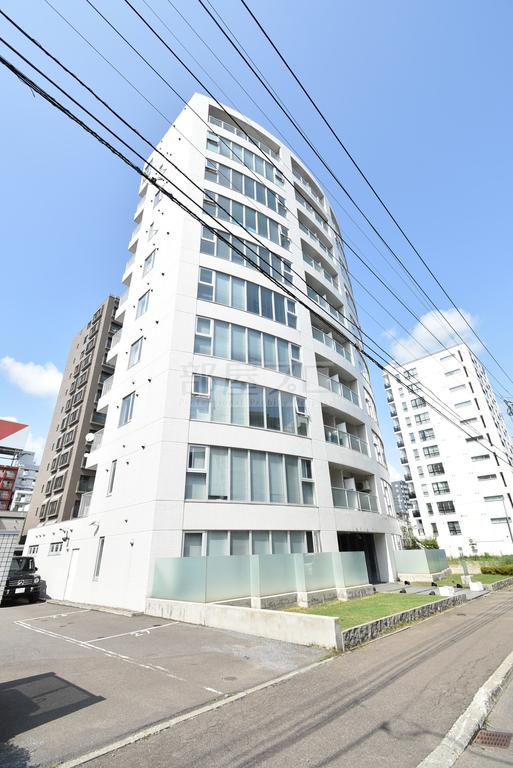 札幌市中央区大通西のマンションの建物外観
