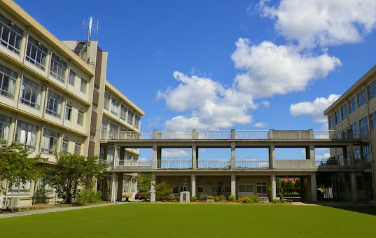 中学校　加古川市立氷丘中学校（中学校）まで2313m