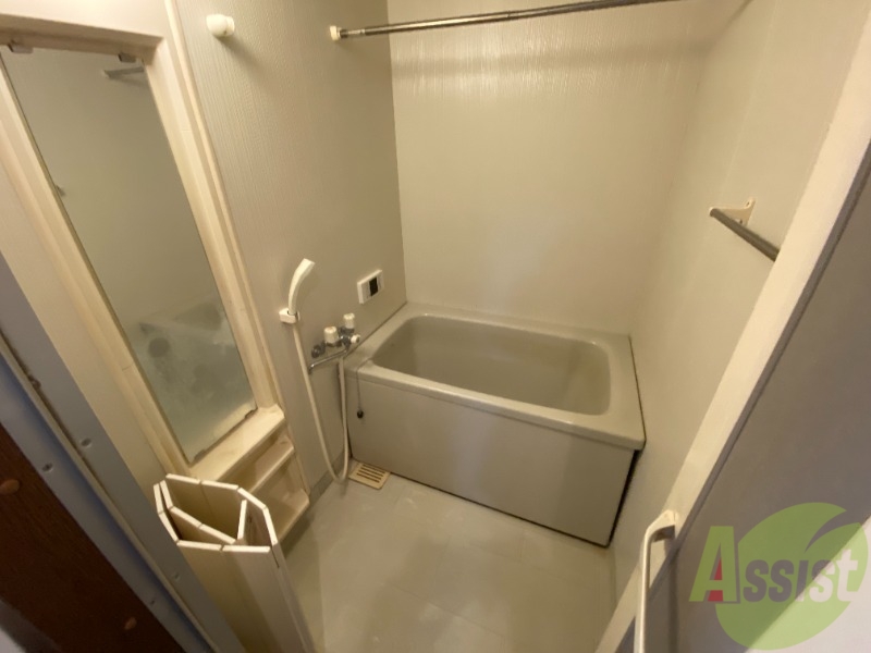 バス・シャワールーム　浴室になります。お風呂で疲れを癒してくださいませ。