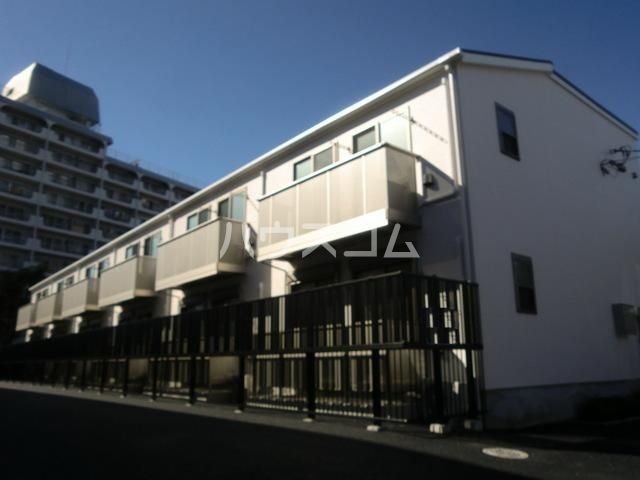 狛江市岩戸南のアパートの建物外観