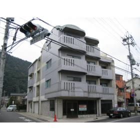 京都市西京区嵐山薬師下町のマンションの建物外観