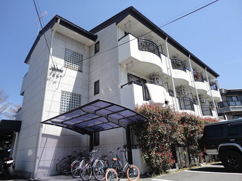 松本市白板のマンションの建物外観