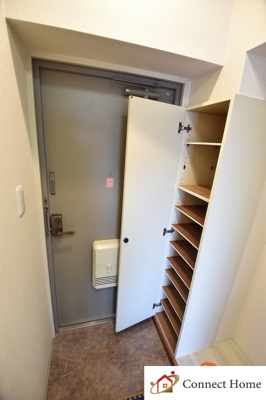 玄関　別部屋の参考写真です。壁紙の色等が違います。