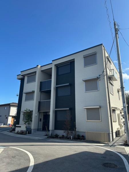 【彦根市竹ケ鼻町のマンションの建物外観】