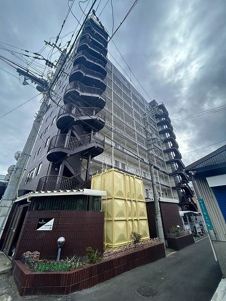 大阪市平野区長吉出戸のマンションの建物外観