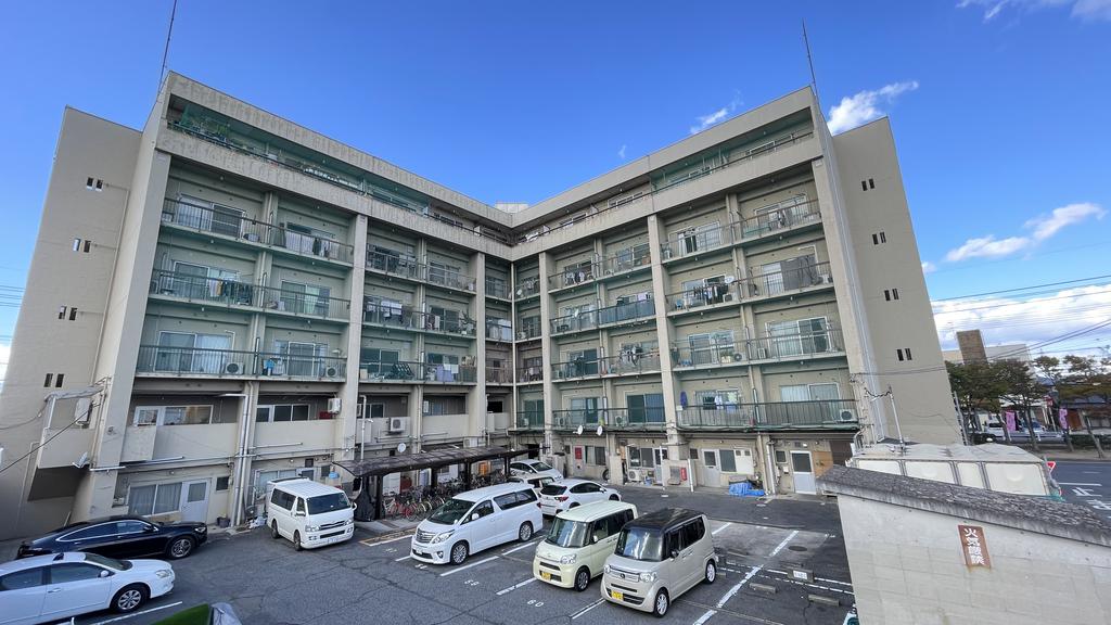 岡山市南区築港栄町のマンションの建物外観