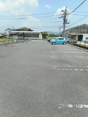 【福山市神辺町のアパートの駐車場】