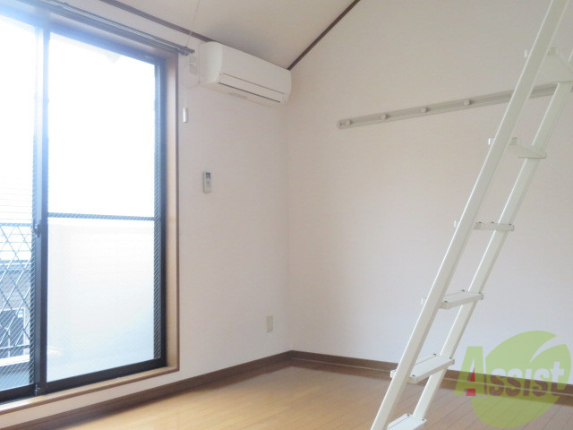 居室・リビング　リビングはこんな感じです。窓が大きくて良く陽が入ってきます。