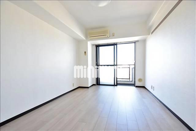 居室・リビング　白木目調の床が爽やかな印象です