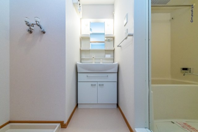 洗面設備　洗面・脱衣　シャンプードレッサー付き。