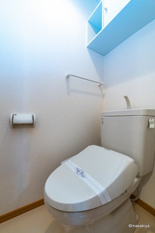 トイレ　トイレ　ウォシュレット付き。