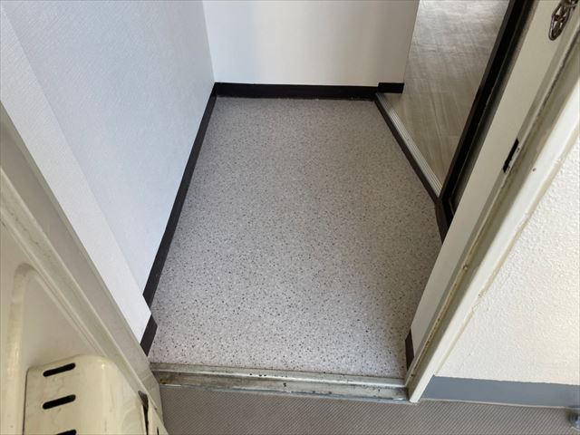 玄関　新栄マンション※別の部屋の写真使用