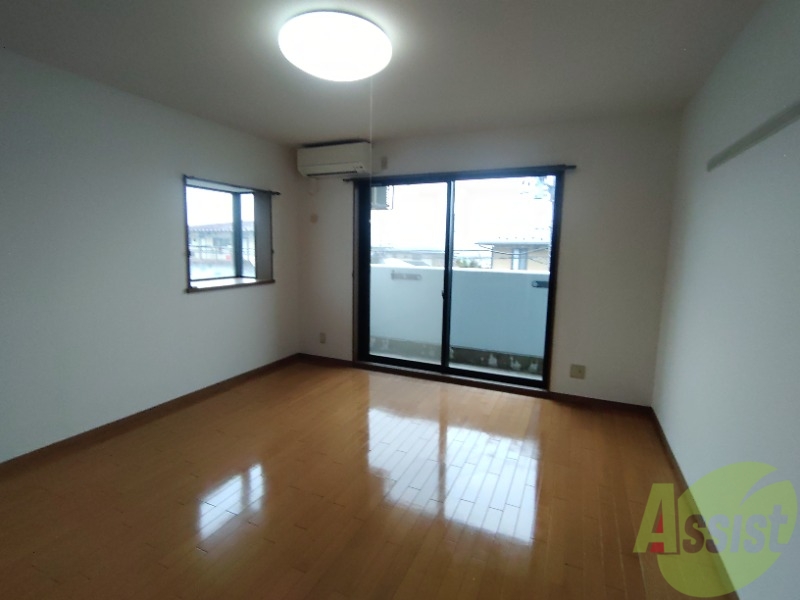 居室・リビング　大きな窓からたくさんの陽が差すリビングです。