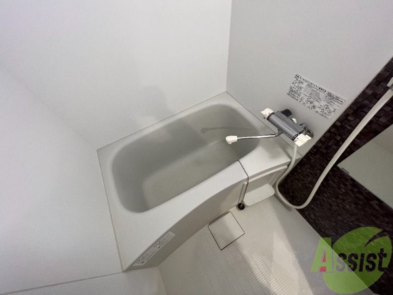 バス・シャワールーム　バスルームは狭すぎず、シャワーも浴びやすそうです。