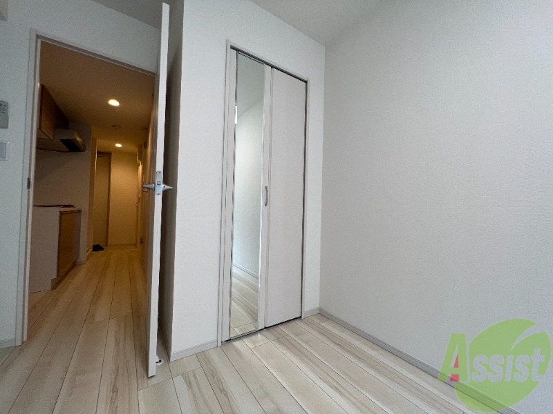 収納　鏡が付いているクローゼットなので、身だしなみも確認できますね