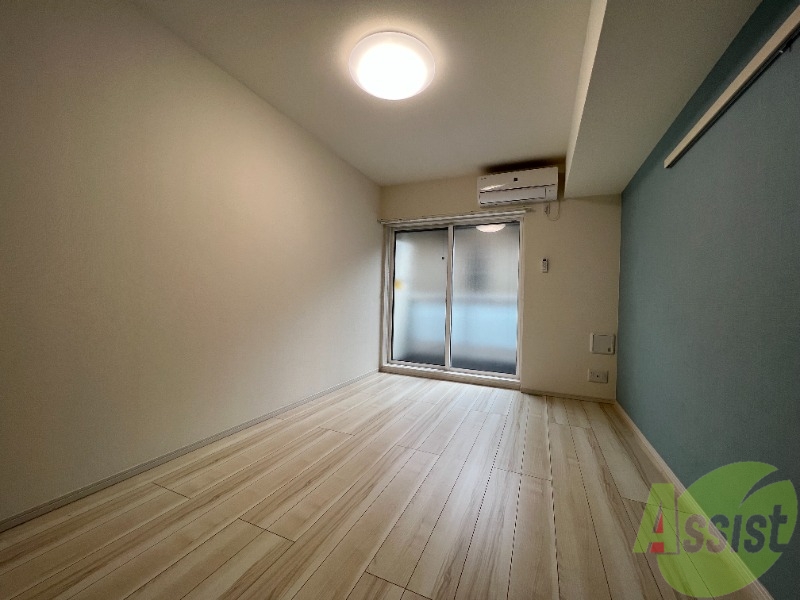 居室・リビング　７帖の洋室です。天井も高く開放感があるお部屋ですね。