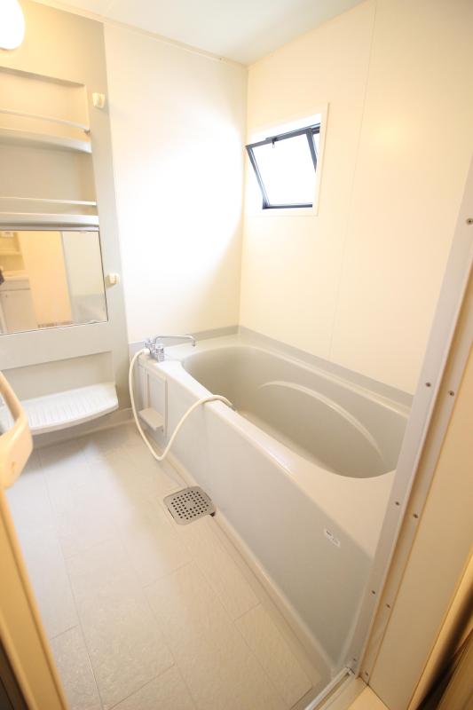 バス・シャワールーム　バス　換気用の小窓あり