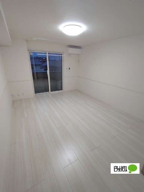 居室・リビング　同物件別部屋