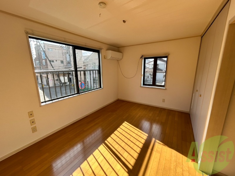 居室・リビング　６．５帖の洋室です。窓が２つあり日も良く入りそうです。