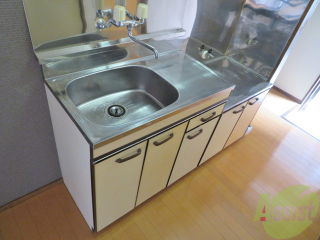 キッチン　一人暮らしには十分な大きさのキッチンですね。