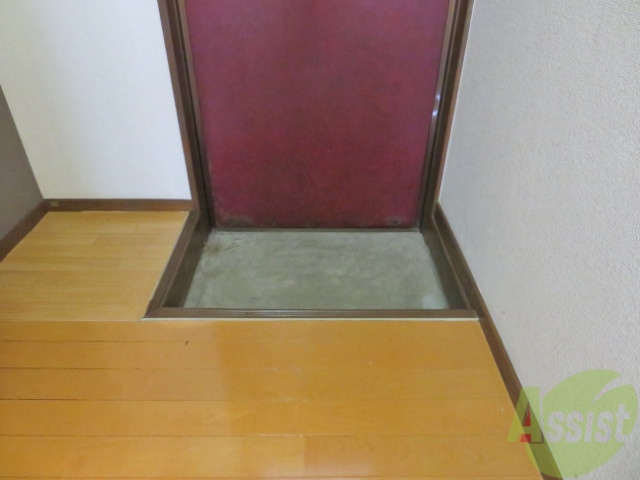 玄関　こちらは玄関です。充分なひろさですね。