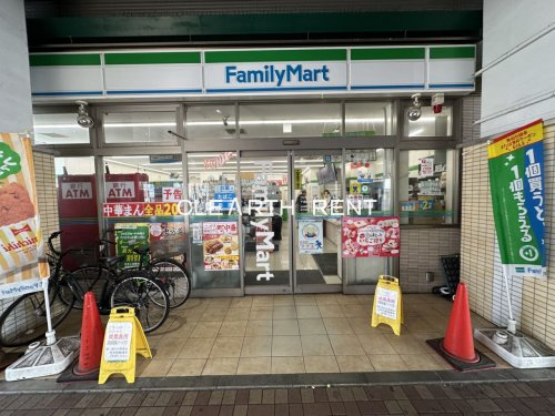 コンビニ　ファミリーマート 千歳船橋駅前店（コンビニ）まで442m