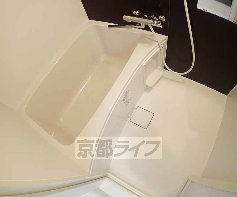 バス・シャワールーム　鏡のある便利なお風呂