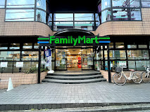 コンビニ　ファミリーマート 南青山四丁目店（コンビニ）まで241m