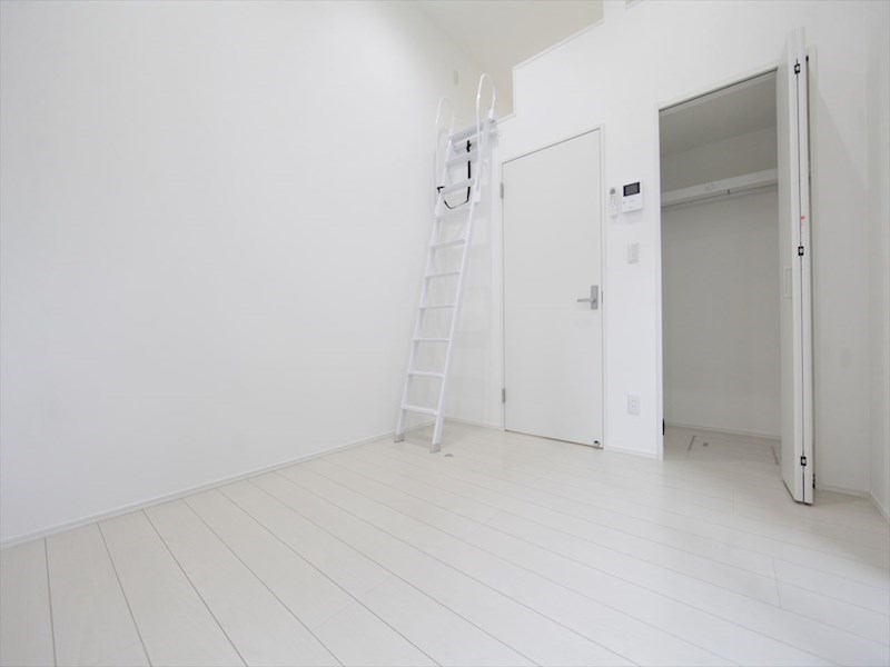 居室・リビング　洋室5.7帖　ロフト4.8帖（収納にも寝室にも使えます）