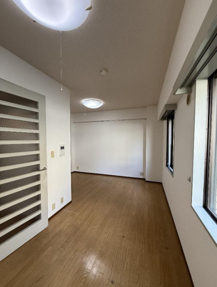 居室・リビング　大きな窓があります※別室参考写真です。