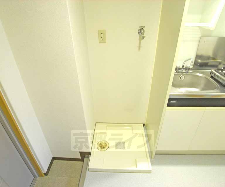 その他設備　玄関前に洗濯機が置けます。