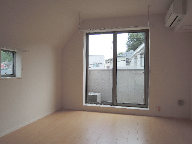 居室・リビング　２Ｆ角部屋２面採光　フローリングの洋室７．７帖