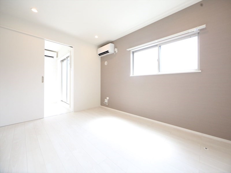 居室・リビング　ＤＫ7.8帖　システムキッチン　エアコン完備　同仕様写真