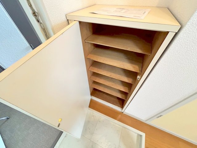 収納　大きいシューズボックスは靴がいっぱい入れれますね。