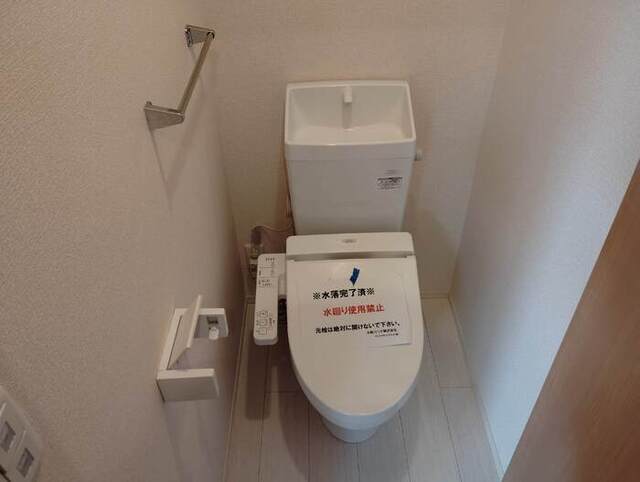 トイレ　温水洗浄暖房便座