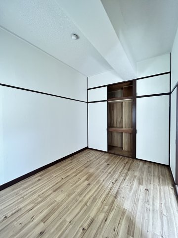 その他部屋・スペース　落ち着いた色調の寝室です