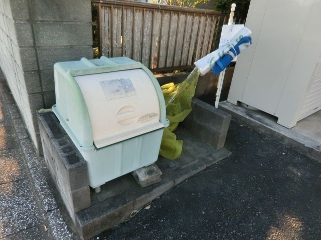 その他　敷地内にゴミ置場があります