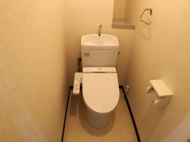 トイレ　シンプルで掃除のしやすいトイレです♪