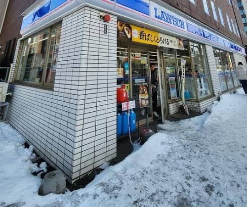 コンビニ　ローソン札幌二十四軒4条北店（コンビニ）まで101m