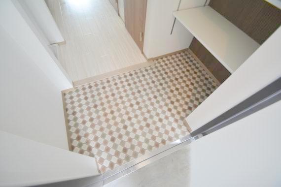 玄関　玄関に入るとお部屋まで一直線、明るい光が差し込みます。