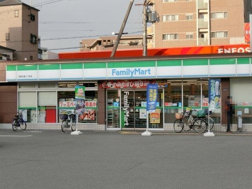 コンビニ　ファミリーマート 京阪本通二丁目店（コンビニ）まで94m