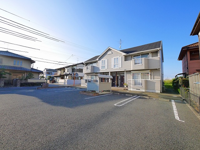 駐車場　駐車場があるので、車を買う予定の方も安心です