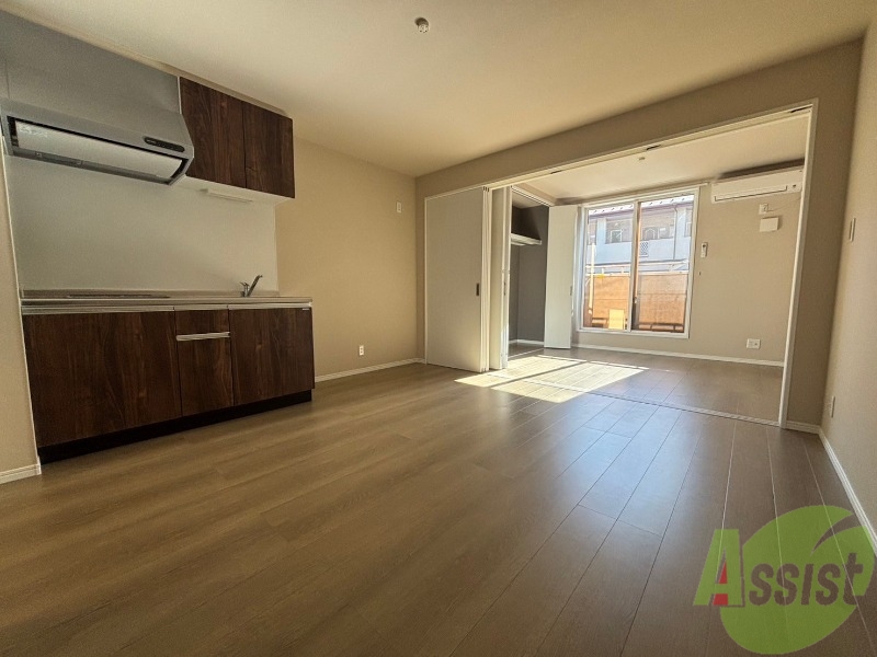 居室・リビング　こちらの８．１畳のリビングは広々としています。